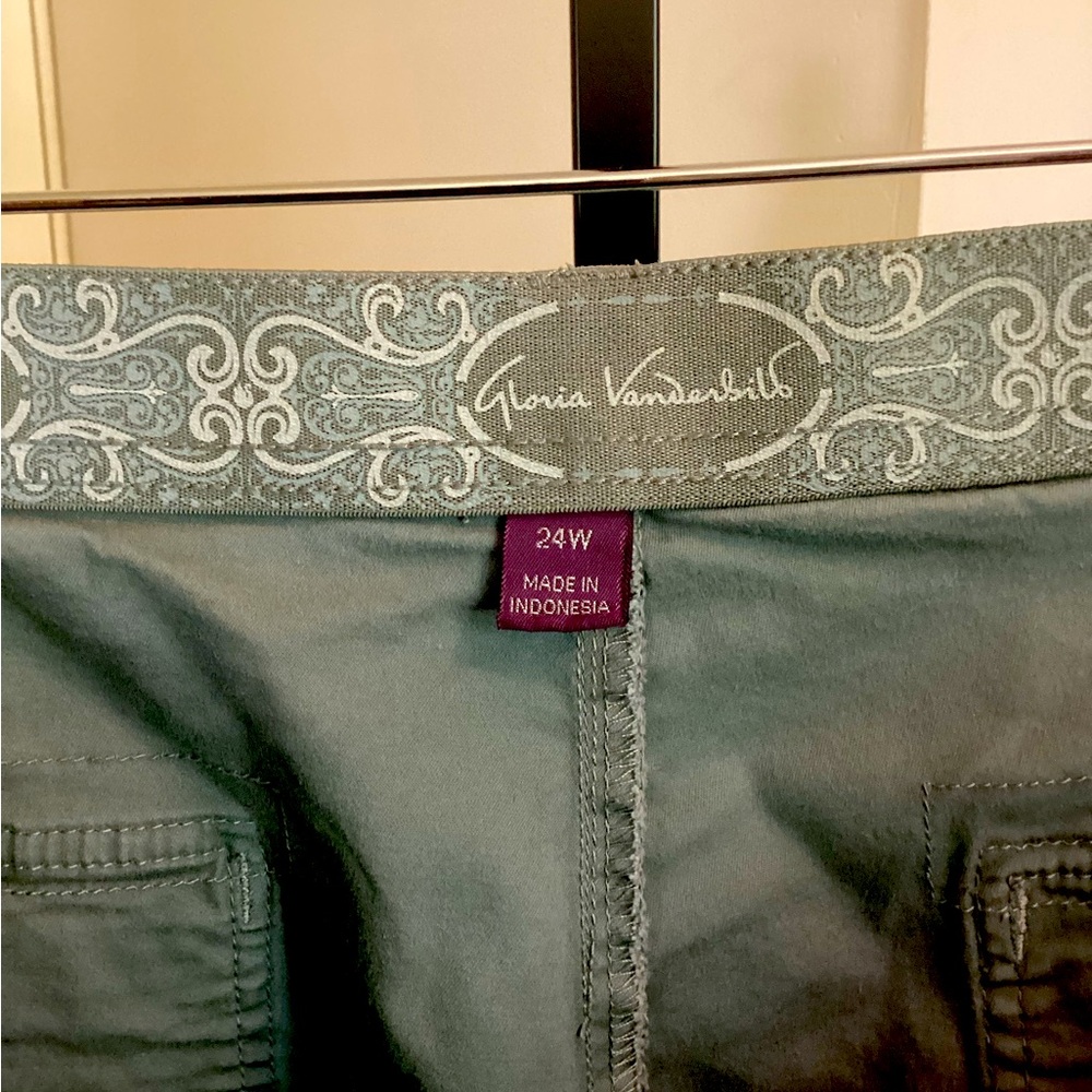 Gloria Vanderbilt Cargo Capri Pants, size 24W, Loden Green - Picture 5 of 5